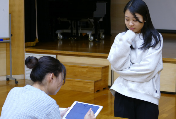 iPadを使用する学生