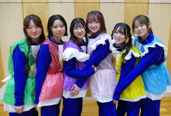 カラーポリ衣装を着た学生