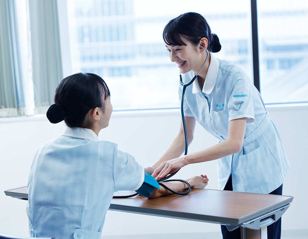 看護体験をする楽し気な学生2人