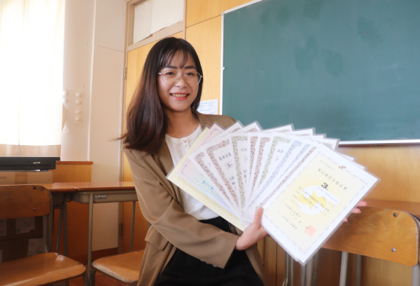 資料を持つ講師の画像