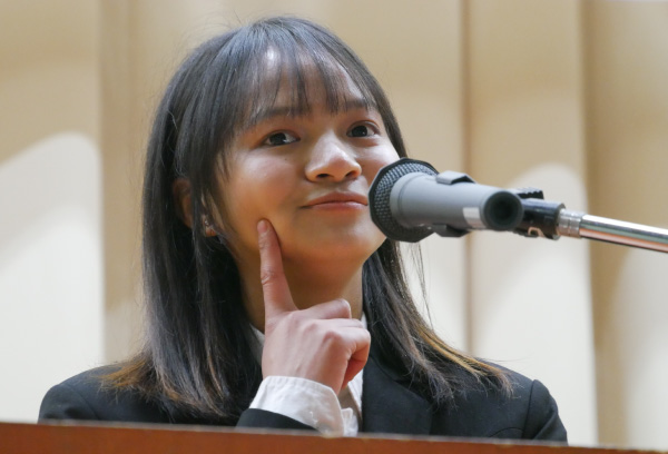 講壇に立つ生徒の画像