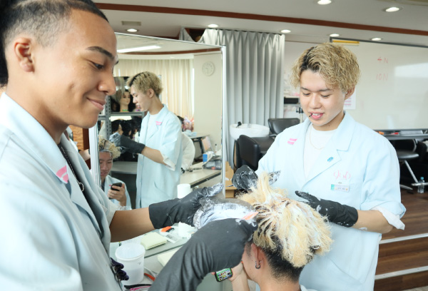 ヘアカットの様子
