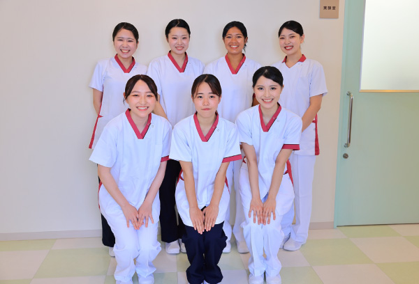 白衣を着た学生の集合写真