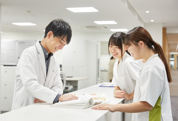 談笑する講師と生徒