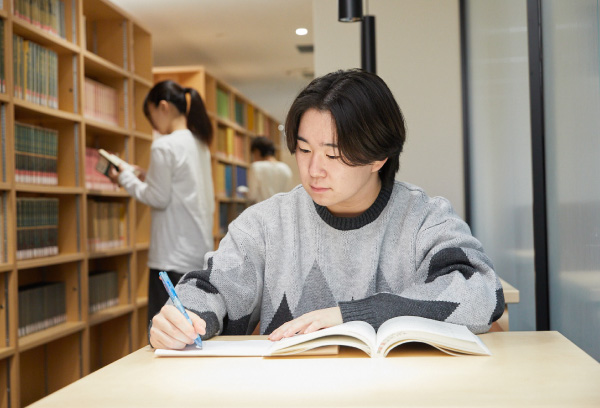 図書室で勉強する学生