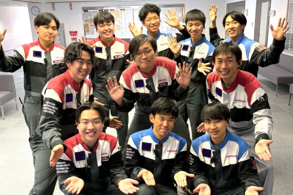 作業服を着た学生の集合写真