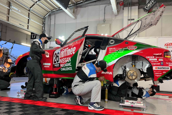 車の整備をする学生