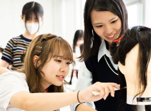 ウィッグを使用した実習中の女子生徒