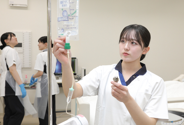 点滴の実習を行う学生