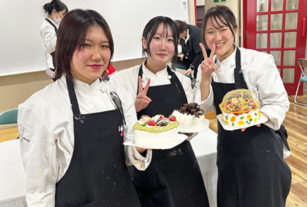 制服を着た３人の学生