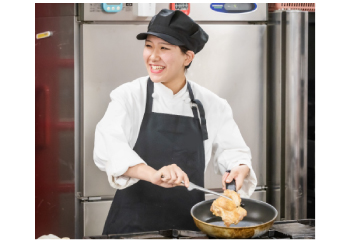 黒いエプロン姿の学生