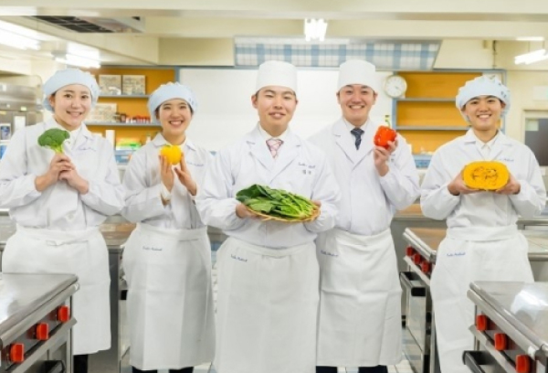 調理師姿の学生たち