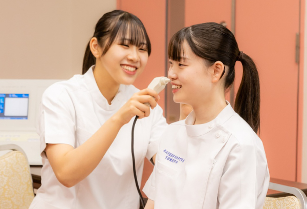 実習中の二人の学生