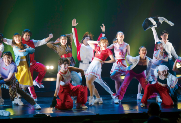 舞台上でダンスを踊る学生