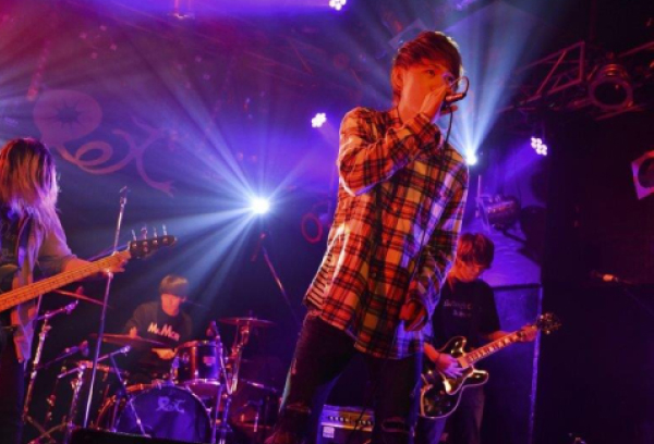 バンド演奏を披露する学生