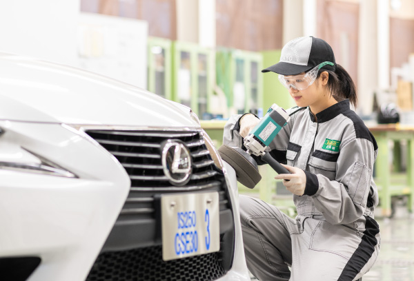 自動車を学ぶ学生の画像２