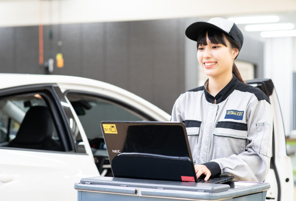自動車を学ぶ学生の画像１