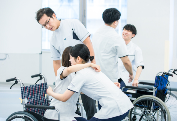 車いすを使用した体験実習の様子