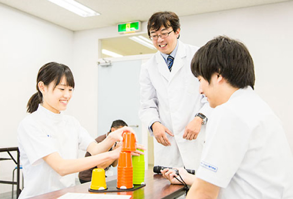 カラーコップを使用した体験実習の様子