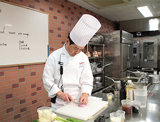 調理マイスター科・調理師科の調理実習の様子