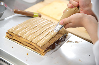 製菓科の調理実習の様子