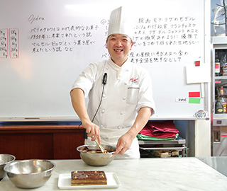 製菓科の調理実習の様子